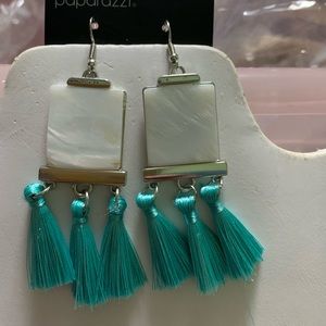 Iridescent white stone with teal fringe